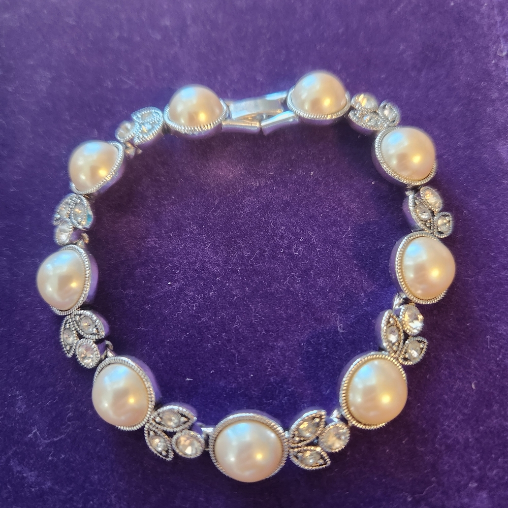 Elegant Silver and Pearl Bracelet